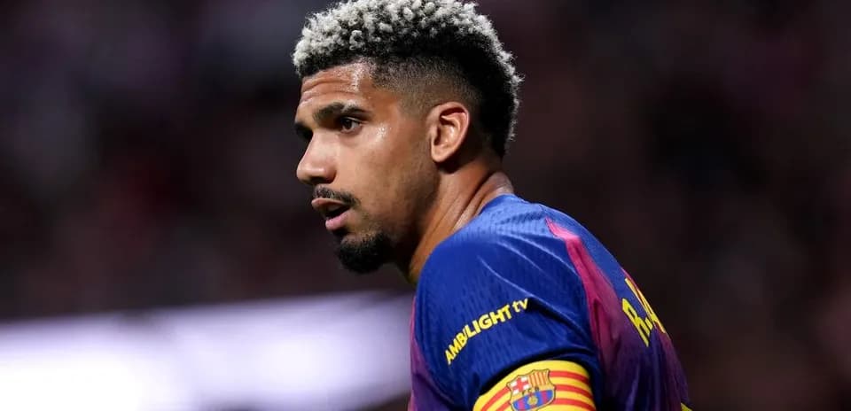 Jugador de FC Barcelona con camiseta y brazalete
