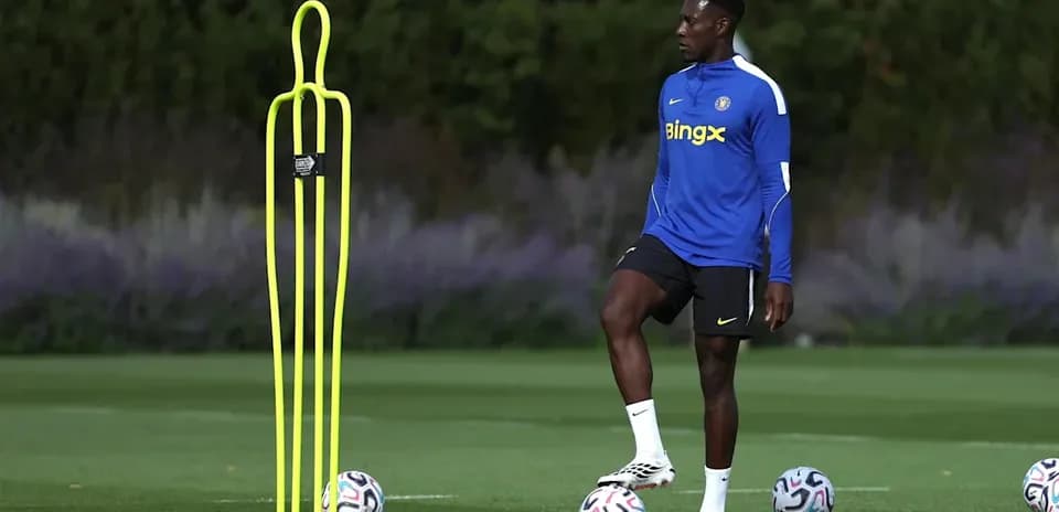 Jugador entrenando junto a conos de práctica