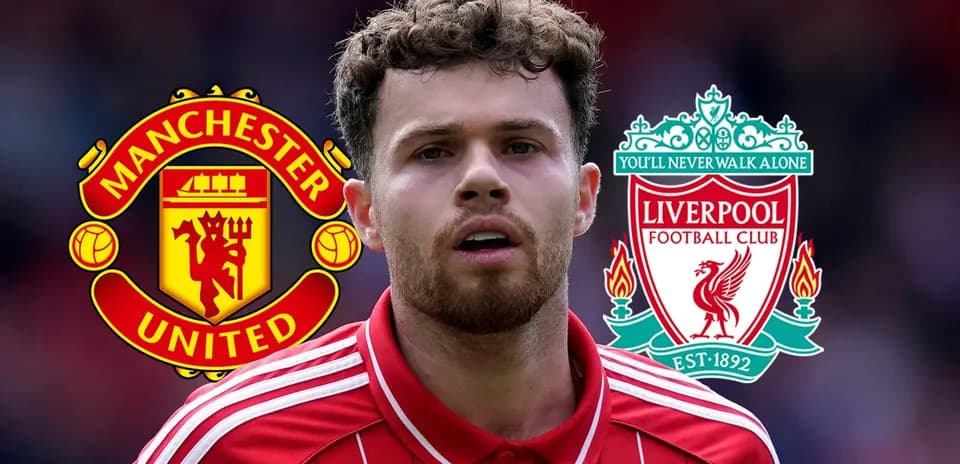 Jugador entre los logotipos de Manchester United y Liverpool