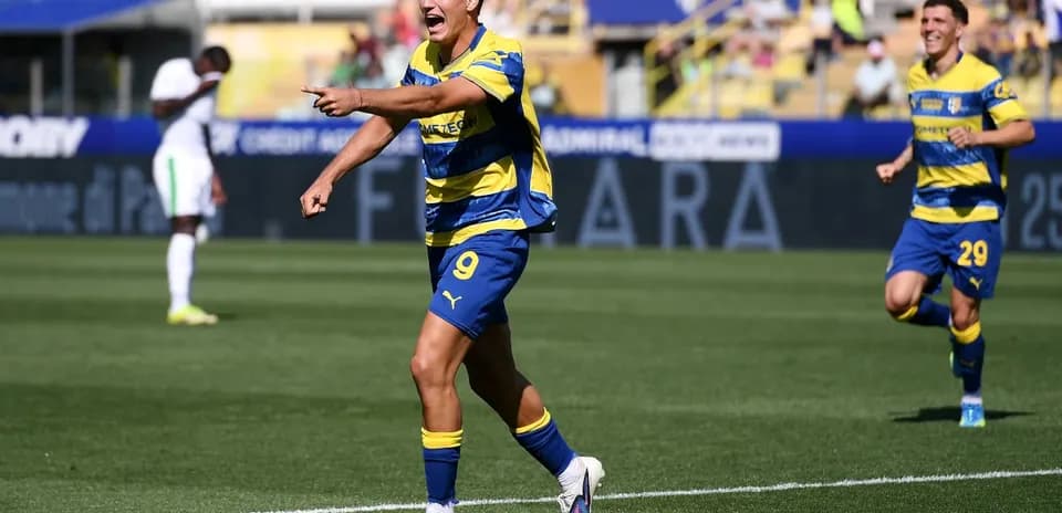 Jugadores de Parma celebrando un gol