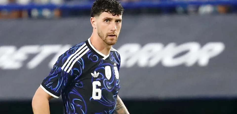 Jugador con camiseta negra de Argentina en acción