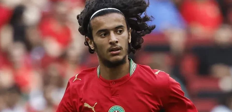Jugador de Marruecos corriendo en el campo de fútbol