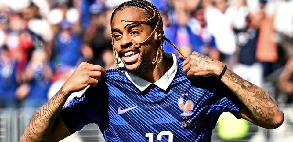 Jugador de Francia celebrando con su camiseta