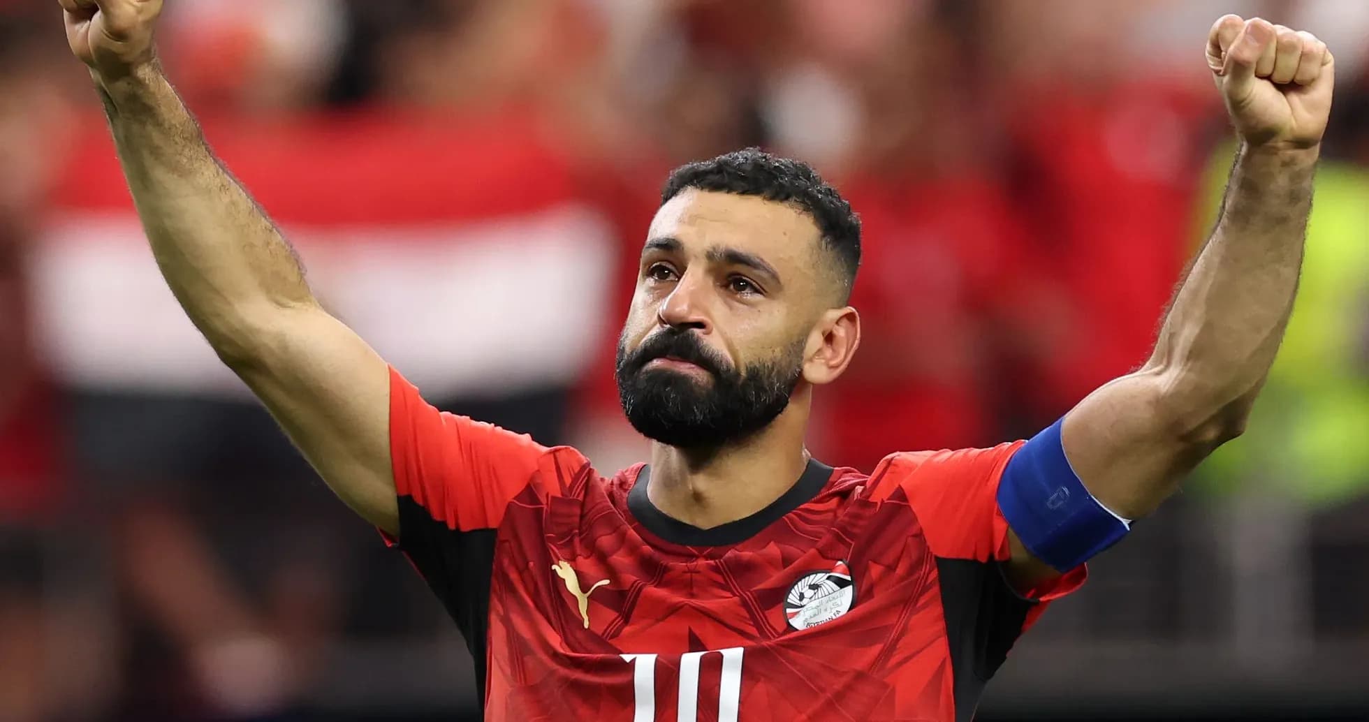 Jugador egipcio levantando el puño tras el partido
