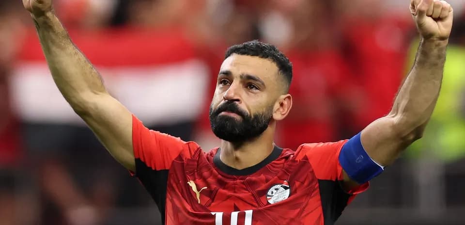 Jugador egipcio levantando el puño tras el partido