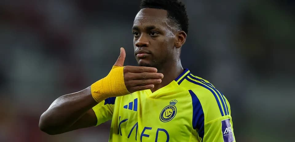Jugador de fútbol mostrando gesto con la mano