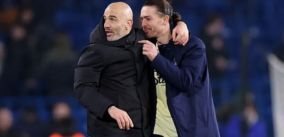 Entrenador y jugador celebrando después del partido
