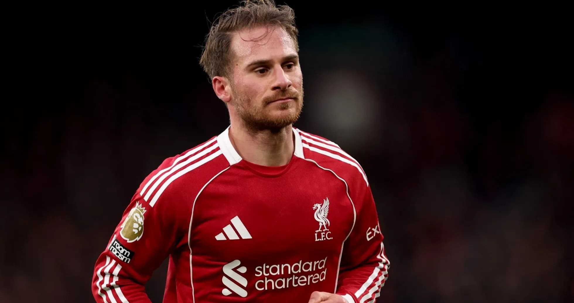 Jugador de Liverpool caminando en el campo de juego