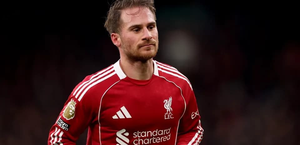 Jugador de Liverpool caminando en el campo de juego