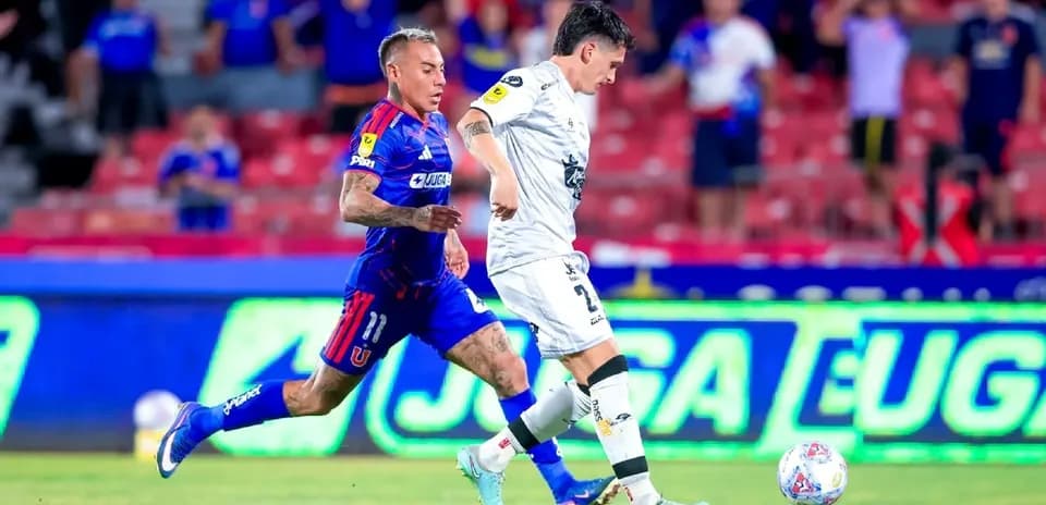 Jugador de Universidad de Chile persigue a rival