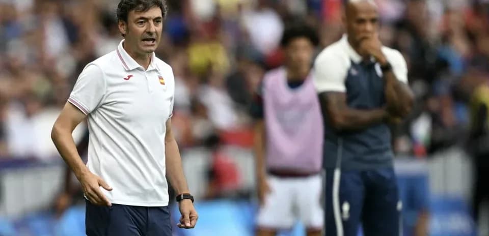 Entrenador dirigiendo al equipo durante el partido