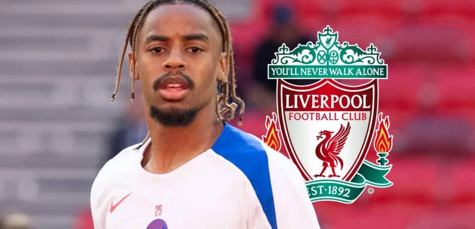 Jugador de PSG con escudo de Liverpool de fondo