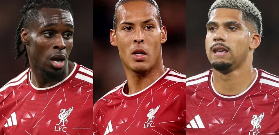 Tres jugadores de Liverpool en camiseta roja