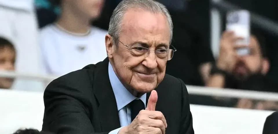 Hombre con gafas haciendo gesto de aprobación en estadio