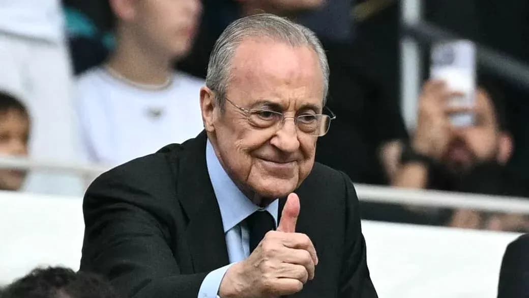 Hombre con gafas haciendo gesto de aprobación en estadio