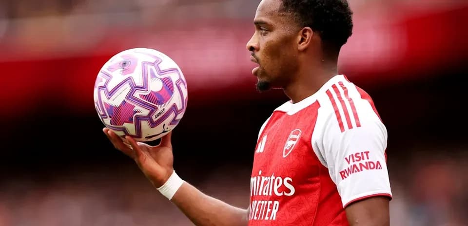 Jugador sosteniendo un balón durante un partido