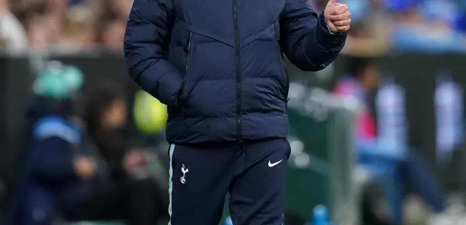 Entrenador de Tottenham dando señal de aprobación
