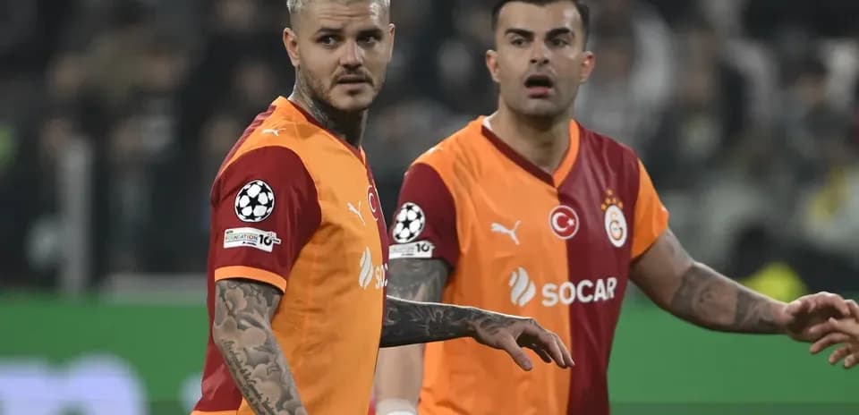 Jugadores de Galatasaray en el campo durante el partido