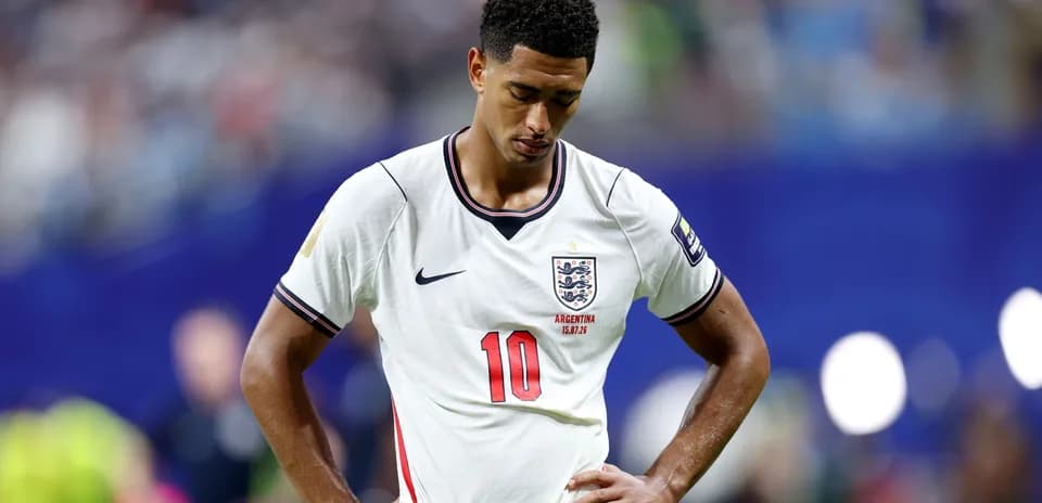 Jugador de Inglaterra con cabeza baja en el campo