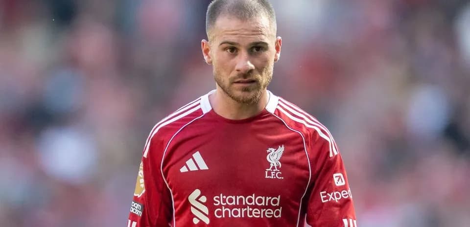Jugador de Liverpool en uniforme rojo en el campo