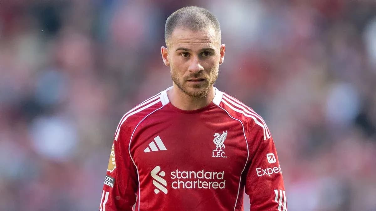Jugador de Liverpool en uniforme rojo en el campo