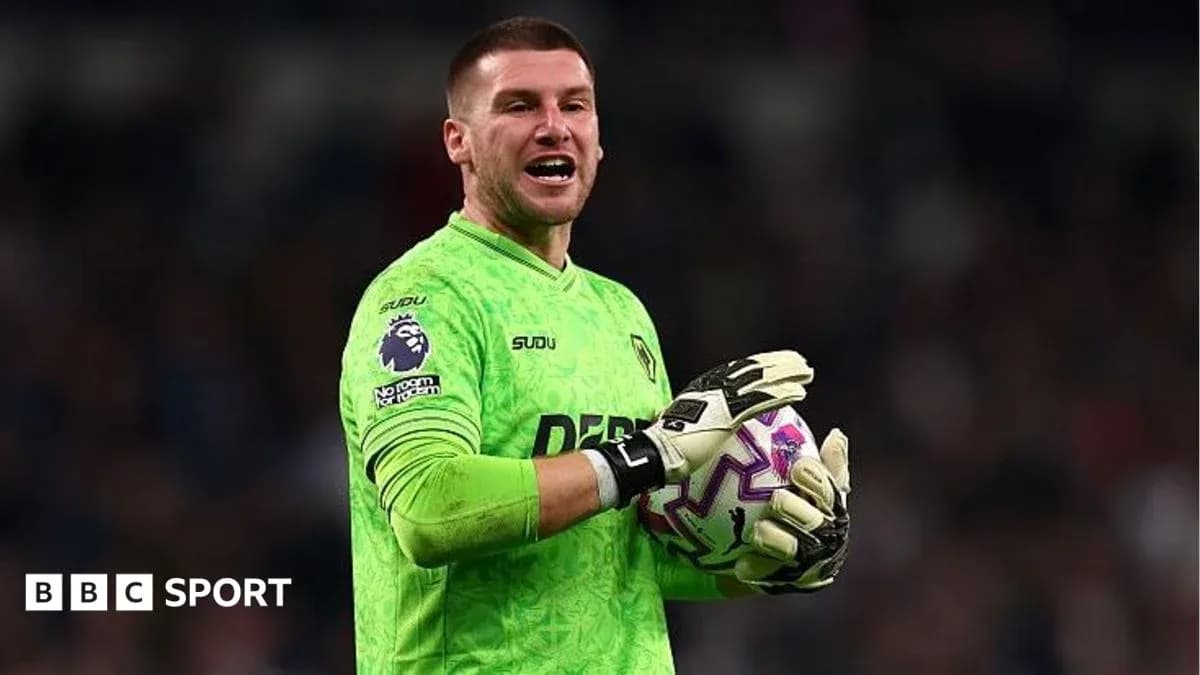 Portero de fútbol con guantes en acción