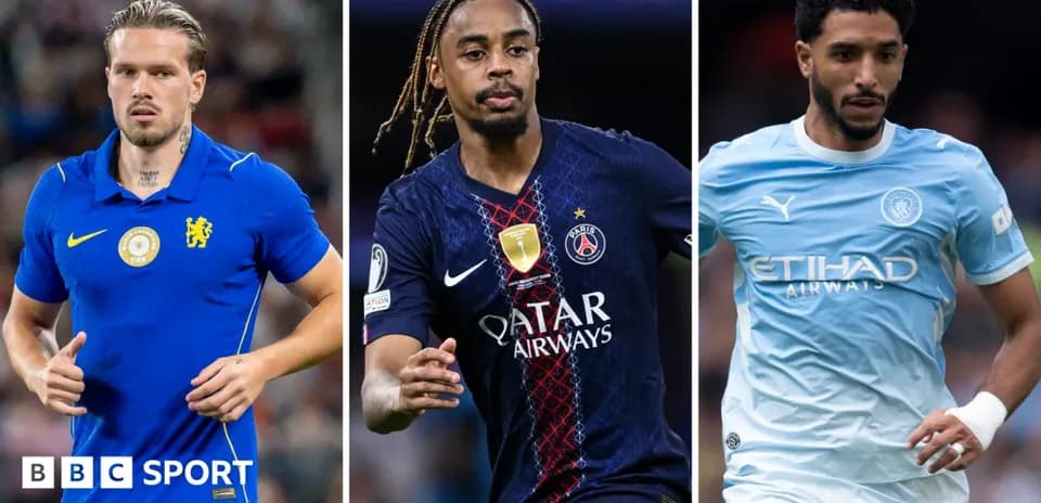 Tres jugadores en acción durante un partido de fútbol