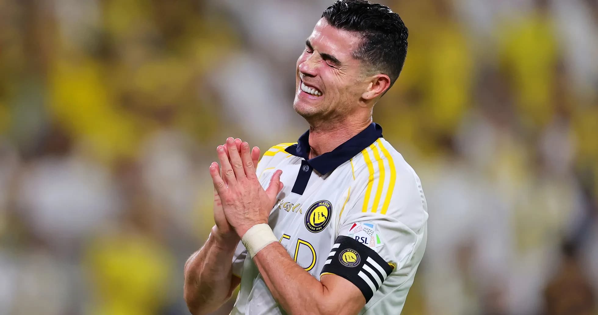 Jugador con camiseta de Al Nassr celebrando en el campo