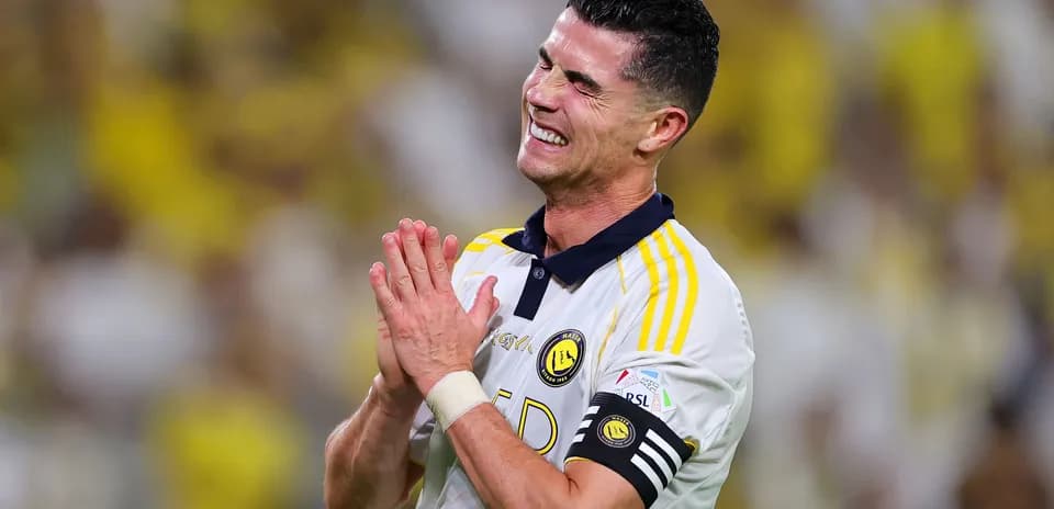 Jugador con camiseta de Al Nassr celebrando en el campo