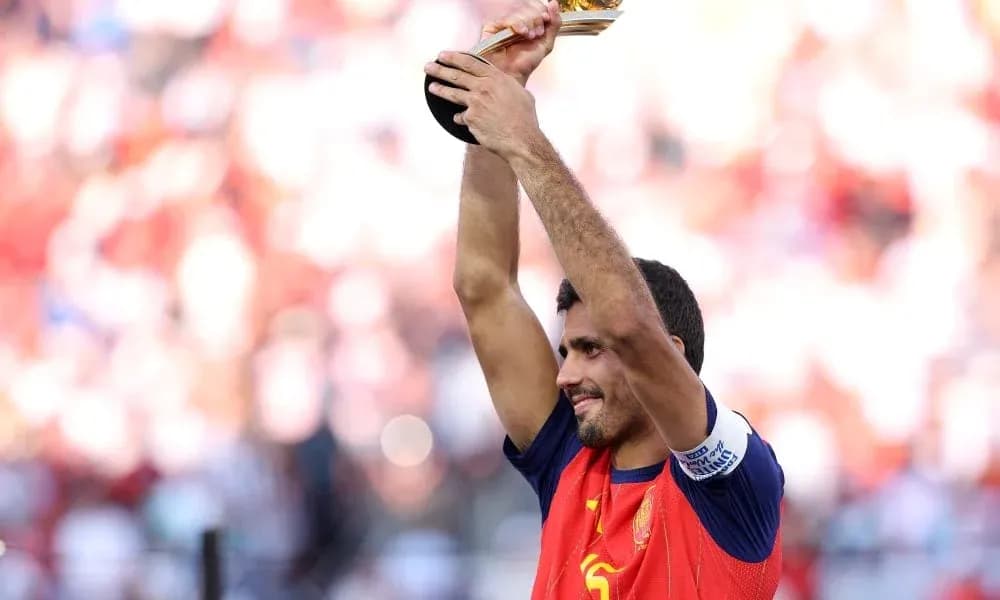 Jugador levantando el trofeo en celebración