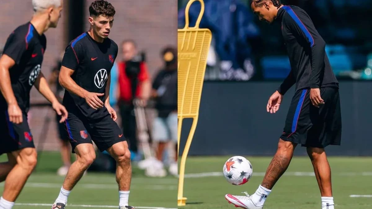 Jugadores entrenando en sesión de práctica de fútbol