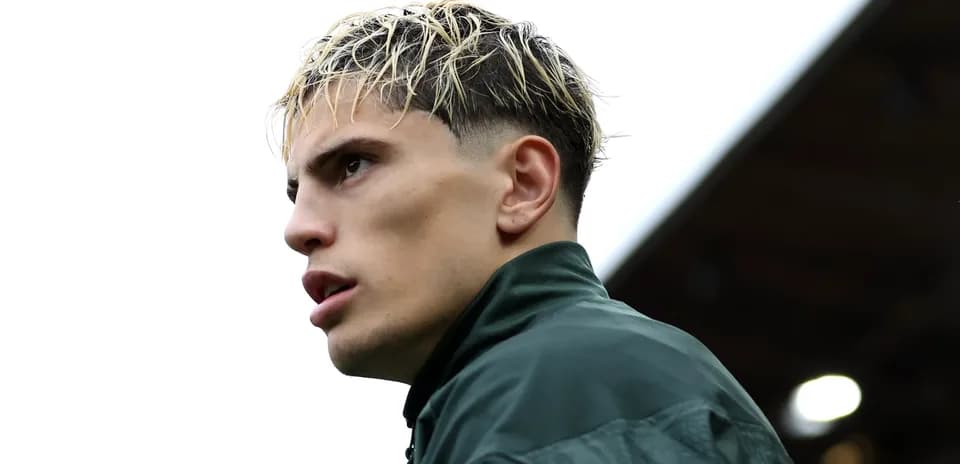Jugador mirando hacia el horizonte en el campo
