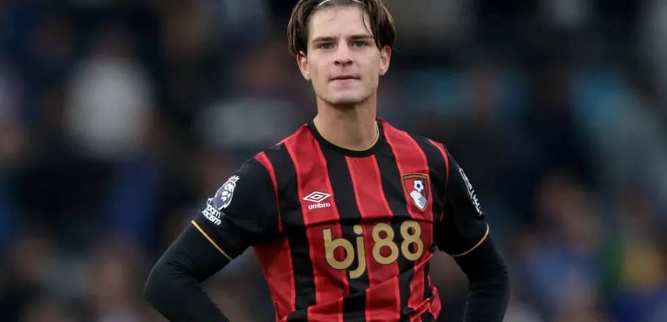Jugador de Bournemouth en uniforme de rayas rojas y negras