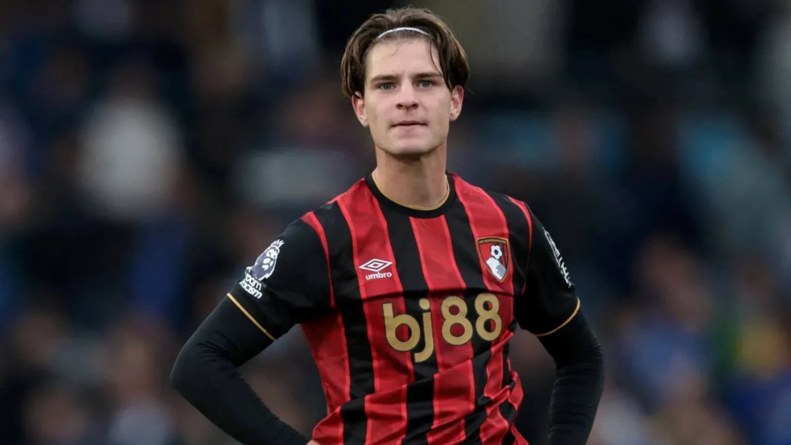 Jugador de Bournemouth en uniforme de rayas rojas y negras