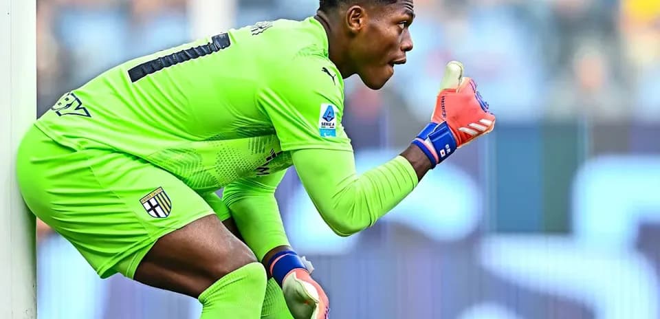 Portero de Parma señalando en el campo de juego