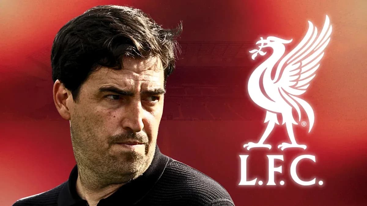 Entrenador con logotipo del Liverpool FC de fondo