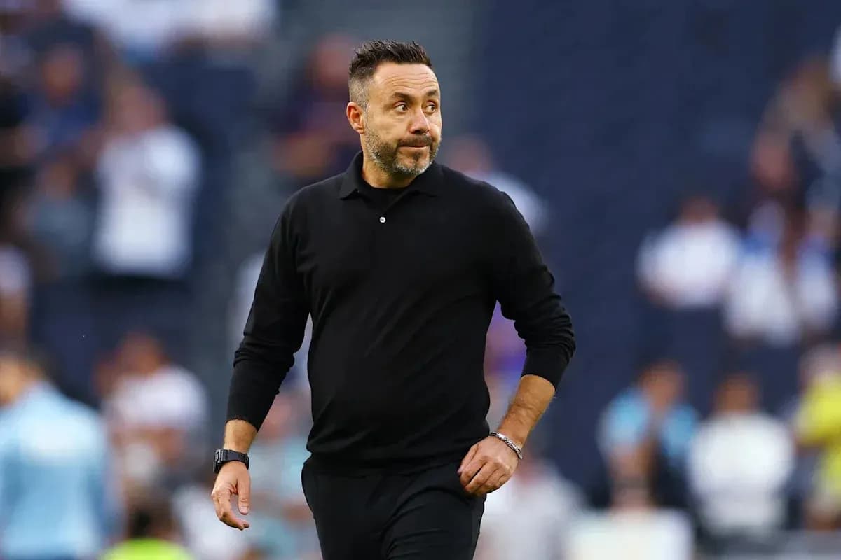 Entrenador caminando por el campo durante el partido