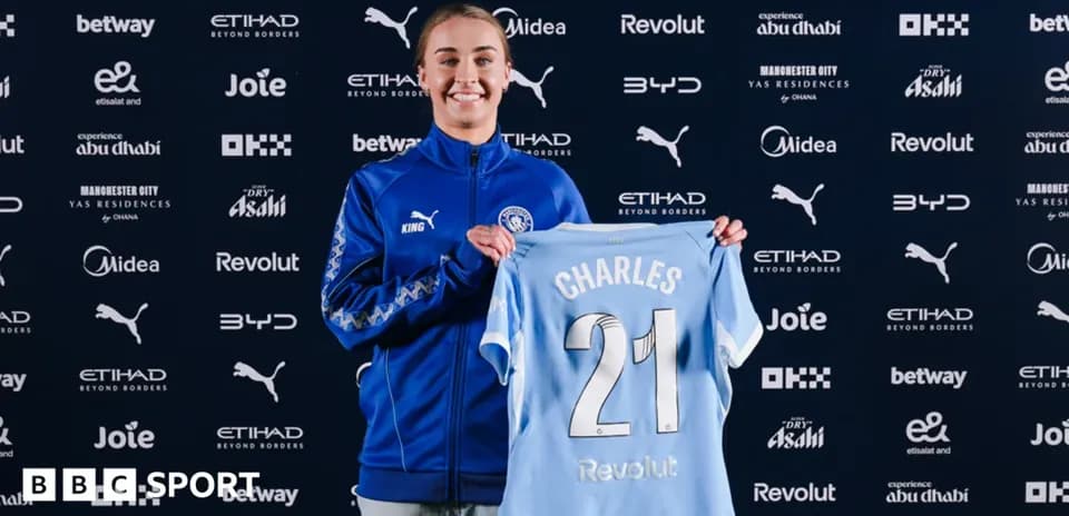 Jugadora presenta camiseta de Manchester City en evento