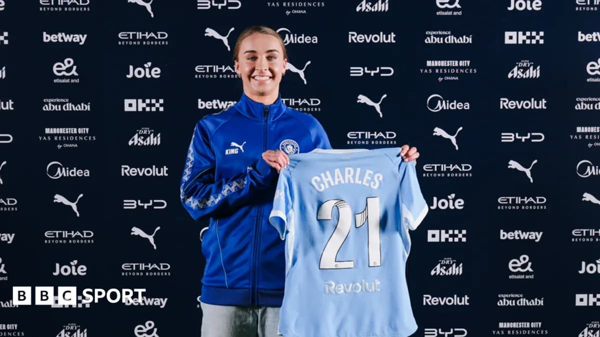 Jugadora presenta camiseta de Manchester City en evento
