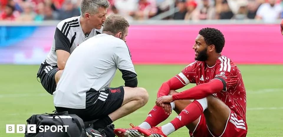 Jugador sentado recibiendo atención médica en el campo