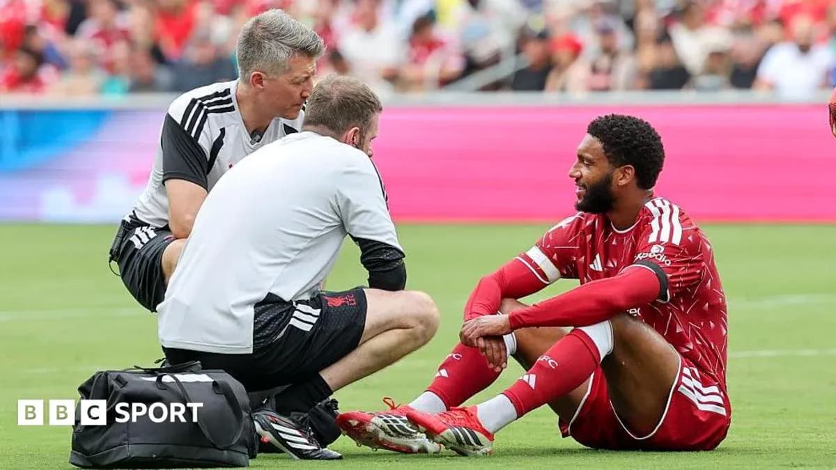 Jugador sentado recibiendo atención médica en el campo
