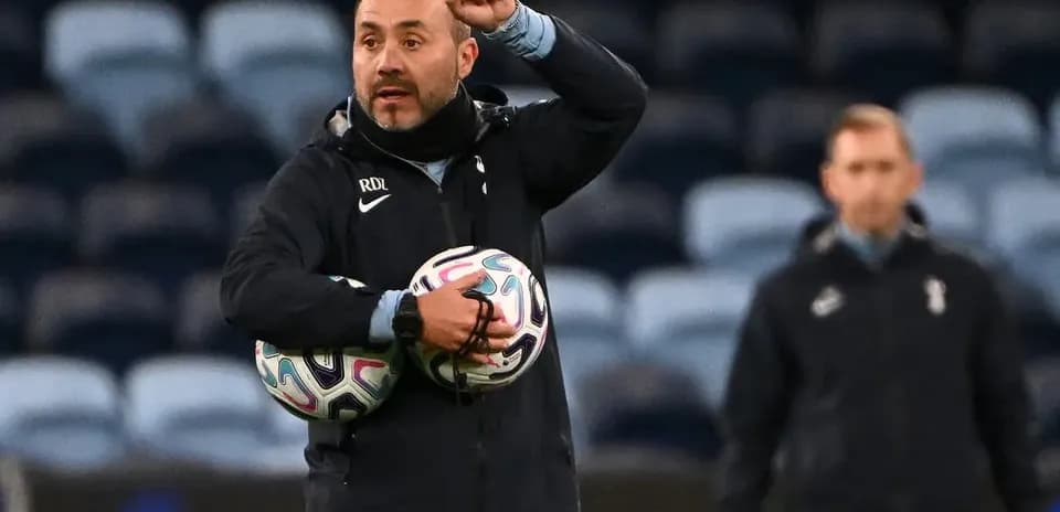 Entrenador dando instrucciones en el campo de entrenamiento