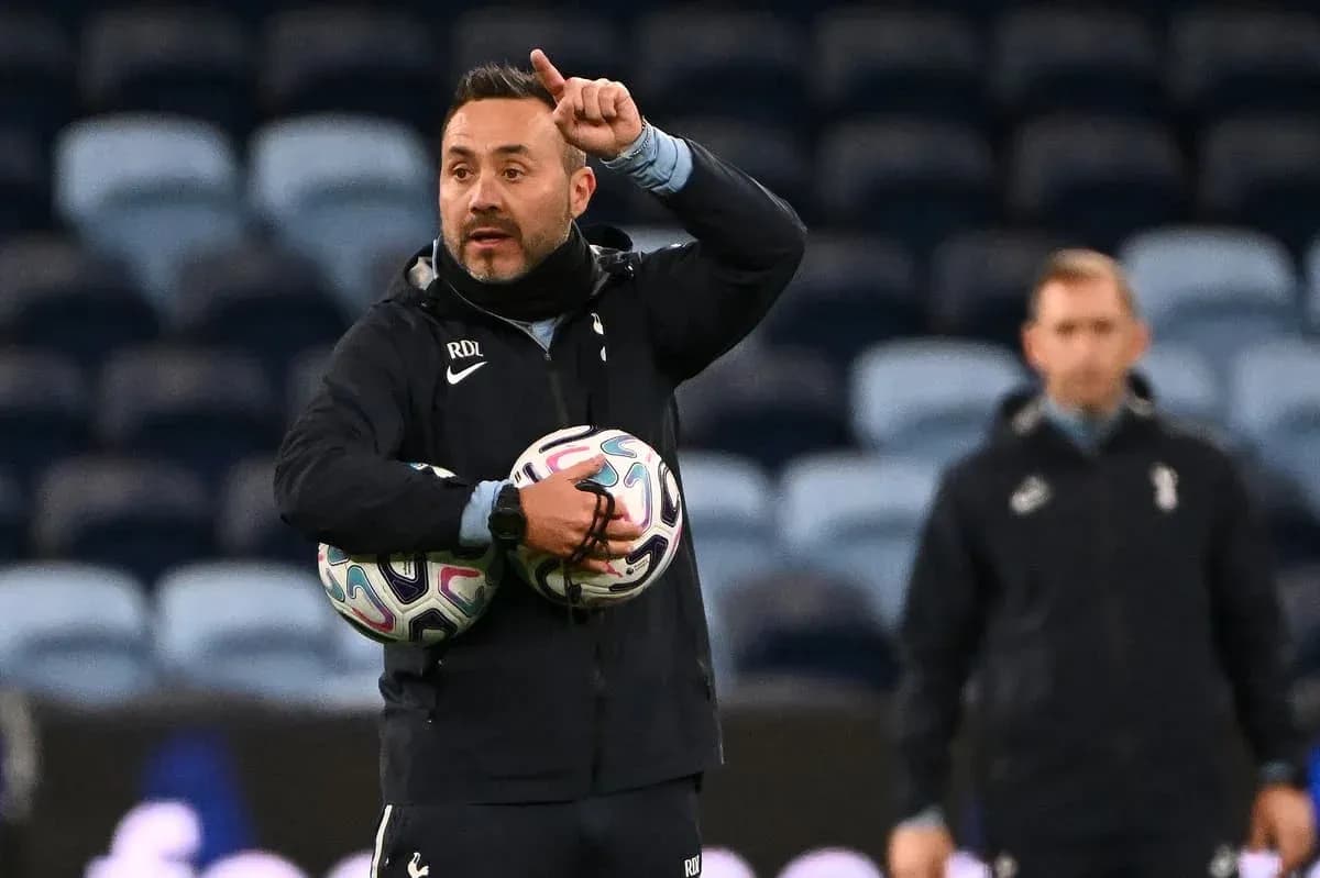 Entrenador dando instrucciones en el campo de entrenamiento
