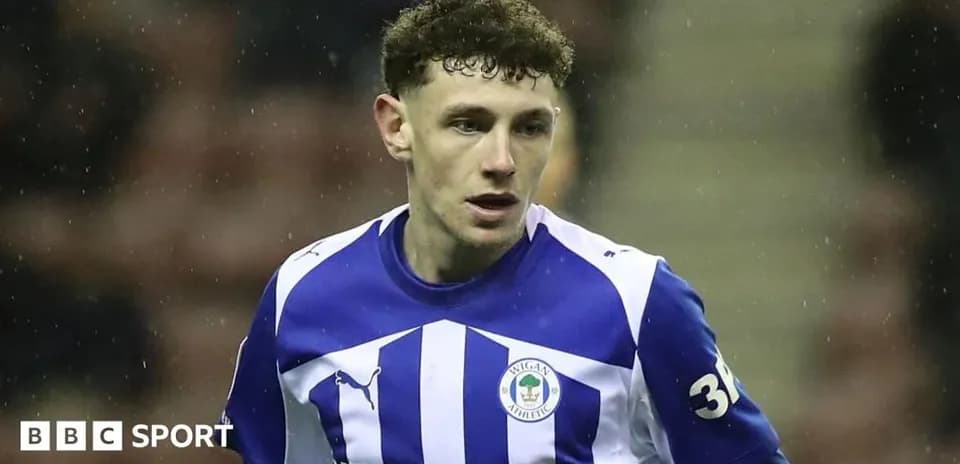 Jugador de Wigan Athletic en acción durante partido