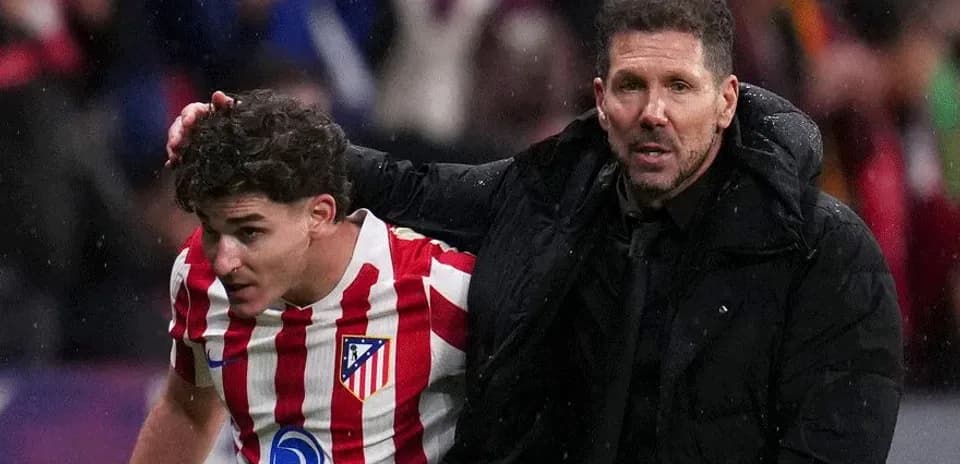 Jugador de Atlético siendo asistido por entrenador