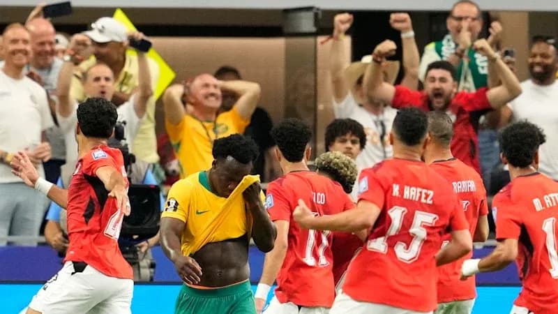 Jugadores celebrando un gol en un partido
