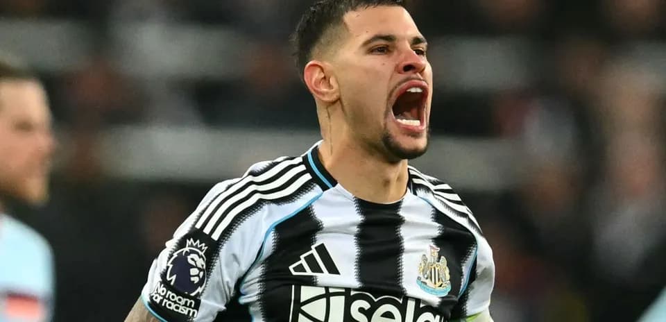 Jugador de Newcastle celebrando en el campo