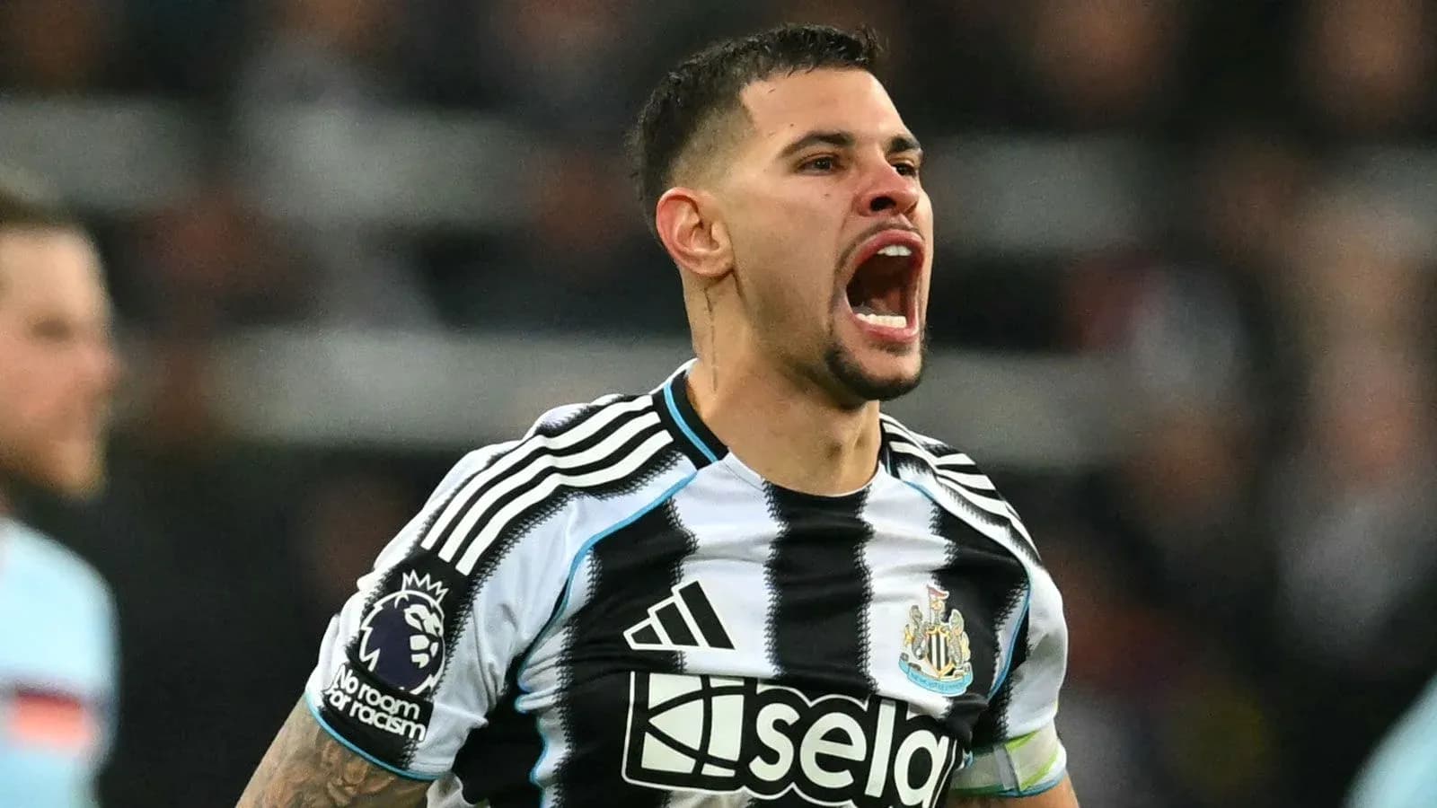 Jugador de Newcastle celebrando en el campo