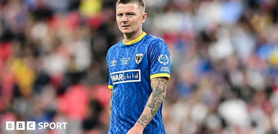Jugador de fútbol en camiseta azul durante el partido