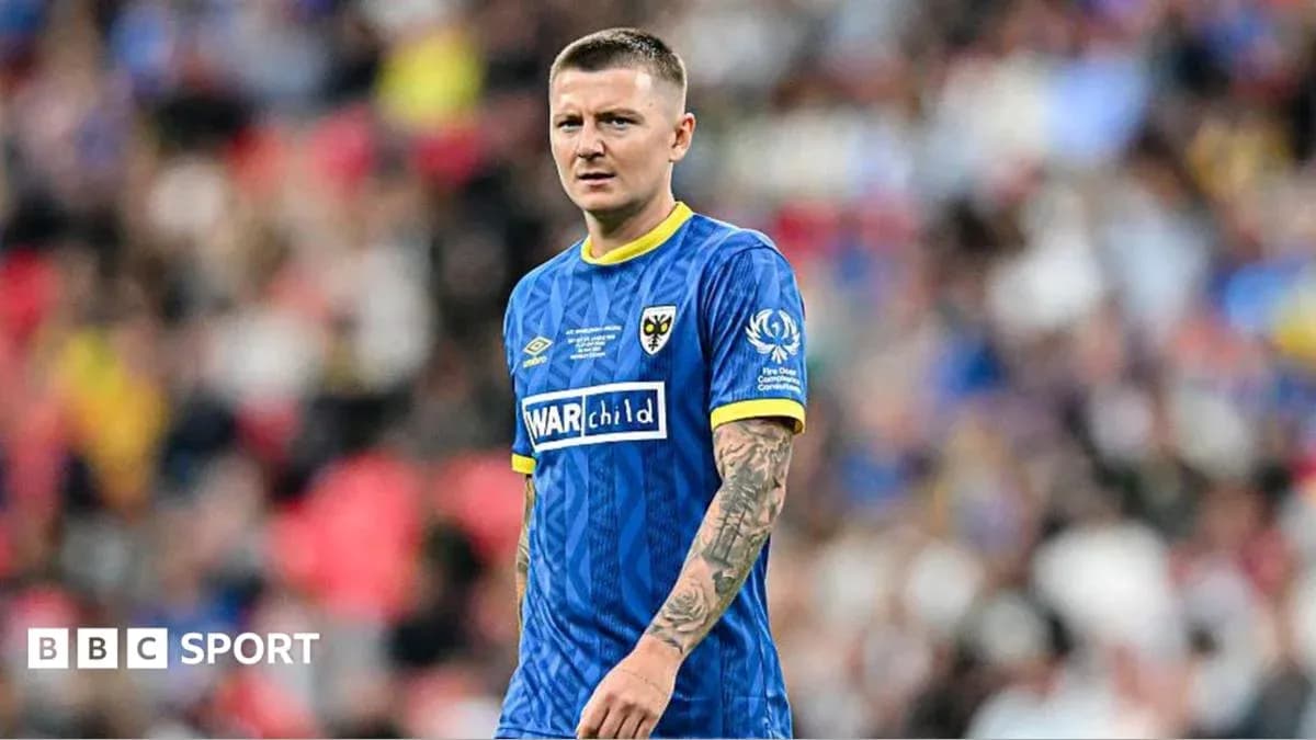 Jugador de fútbol en camiseta azul durante el partido